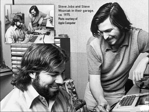 Steve Jobs e Steve Wozniak trabalhando em 1975